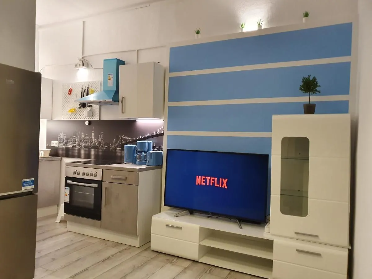 Central Lichtenberger Apartment For 6 People Berlín